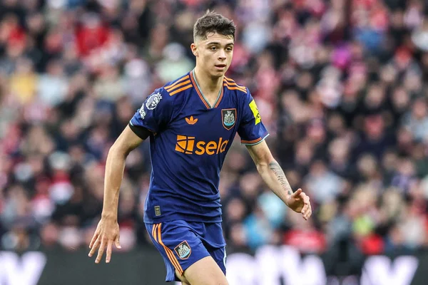 Newcastle United takımından Lewis Miley 14 Aralık 2025 'te İngiltere' nin Sunderland-Newcastle United stadyumunda oynanan Premier League maçı sırasında