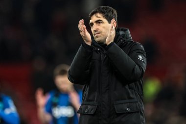 Bournemouth 'un Andoni Iraola teknik direktörü 15 Aralık 2025' te Old Trafford, Manchester, İngiltere 'de oynanan Premier League maçından sonra taraftarları alkışlıyor.