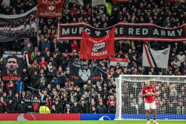 Manchester United, Manchester United ile Bournemouth maçında 15 Aralık 2025 'te Old Trafford, Manchester, İngiltere' de oynanan maçtan önce bayraklar dalgalanıyor.