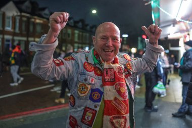 Manchester United taraftarı, 15 Aralık 2025 'te Old Trafford, Manchester, Birleşik Krallık' ta oynanan Premier League maçında kot ceketindeki Utd yamalarını gösteriyor.