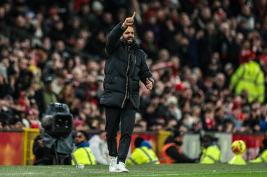 Manchester United 'ın Ruben Amorim teknik direktörü, 15 Aralık 2025' te Old Trafford, Manchester, İngiltere 'de oynanan Premier League maçında takım talimatlarını verir.