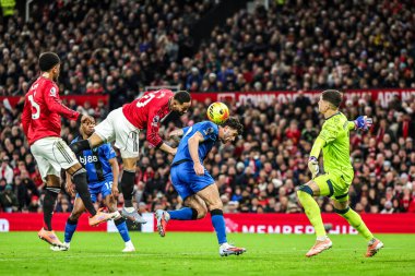 Manchester Untie oyuncusu Matheus Cunha, 15 Aralık 2025 'te Old Trafford, Manchester, Birleşik Krallık' ta oynanan Premier League maçında kaleye kafa attı.