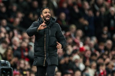 Manchester United 'ın Ruben Amorim teknik direktörü, 15 Aralık 2025' te Old Trafford, Manchester, İngiltere 'de oynanan Premier League maçında takım talimatlarını verir.