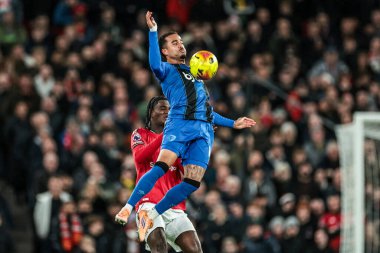 Bournemouth 'dan Justin Kluivert 15 Aralık 2025' te Old Trafford, Manchester, İngiltere 'de oynanan Premier League maçında topu kontrol ediyor.