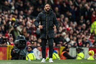 Manchester United 'ın Ruben Amorim teknik direktörü, 15 Aralık 2025' te Old Trafford, Manchester, İngiltere 'de oynanan Premier League maçında takım talimatlarını verir.