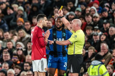 Hakem Simon Hooper, Manchester United - Bournemouth maçında Manchester Untie 'den Diogo Dalot ve Bournemouth' dan Antoine Semenyo 'ya sarı kart verdi.