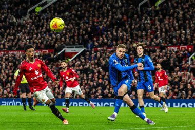 Bournemouth takımından Adrien Truffert, Manchester United ile Bournemouth maçında topu 15 Aralık 2025 'te Old Trafford, Manchester' da temizledi.