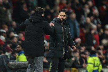 Bournemouth 'un Andoni Iraola teknik direktörü Manchester United' ın 15 Aralık 2025 'te Old Trafford, Manchester, Birleşik Krallık' ta oynanan Premier League maçı sırasında 4-4 biten maçın ardından Manchester United 'ın Ruben Amorim teknik direktörü ile tokalaşıyor.