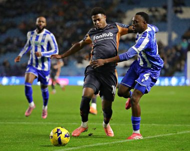 Sheffield Çarşamba günü Derby County 'den Sean Fusire, 15 Aralık 2025' te Sheffield Çarşamba günü Hillsborough, Sheffield, İngiltere 'de oynanan Gökyüzü İddia Şampiyonası maçında Rhian Brewster' a baskı yapıyor.