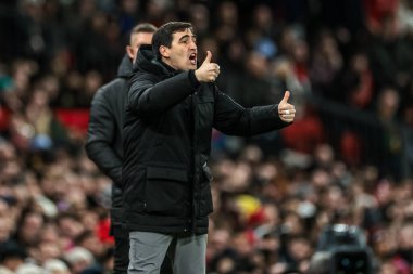 Bournemouth 'un Andoni Iraola teknik direktörü 15 Aralık 2025' te Old Trafford, Manchester 'da oynanan Premier League maçında takımına talimat verdi.
