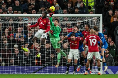 Manchester United kalecisi Senne Lammens, Premier League maçında Manchester United 'ın Bournemouth' a karşı 15 Aralık 2025 'te Old Trafford, Manchester, İngiltere' de yaptığı maçta topa vuruyor.
