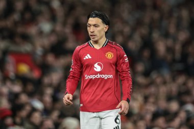Manchester United ile Bournemouth arasında oynanan Premier League maçı sırasında Manchester United 'dan Lisandro Martinez, Old Trafford, Manchester, İngiltere, 15 Aralık 2025