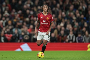 Manchester United 'dan Leny Yoro, 15 Aralık 2025' te Old Trafford, Manchester, İngiltere 'de oynanan Premier League maçında topu aldı.