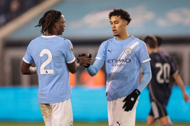 Manchester City 'den Emilio Lawrence, Manchester City' nin Manchester City ile 16 Aralık 'ta oynanan Premier League International Cup karşılaşmasında Manchester City ile Real Madrid maçında Manchester City ile 1-1 kazanma golünü kutluyor.