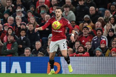Manchester United 'dan Diogo Dalot, 15 Aralık 2025' te Old Trafford, Manchester, İngiltere 'de oynanan Premier League maçında topu kontrol ediyor.