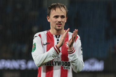 Brentford 'dan Mikkel Damsgaard, 17 Aralık 2025 tarihinde Etihad Stadyumu' nda oynanan Carabao Kupası çeyrek final maçının son düdüğü sonrasında taraftarları alkışlıyor.