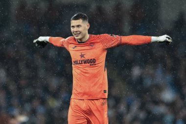 Brentford kalecisi Hakon Rafn Valdimarsson, 17 Aralık 2025 tarihinde Etihad Stadyumu 'nda oynanan Carabao Kupası çeyrek final maçında Manchester City ile Brentford karşı karşıya geldi.