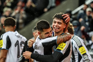 Newcastle United takımından Lewis Miley, 17 Aralık 2025 'te St.James' s Park, Newcastle, İngiltere 'de oynanan Carabao Kupası çeyrek final maçında 2-1' lik galibiyetini kutluyor.