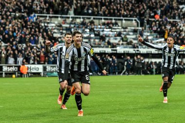 Newcastle United takımından Lewis Miley, 17 Aralık 2025 'te St.James' s Park, Newcastle, İngiltere 'de oynanan Carabao Kupası çeyrek final maçında 2-1' lik galibiyetini kutluyor.