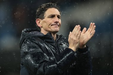 Brentford 'un Keith Andrews teknik direktörü, 17 Aralık 2025 tarihinde Etihad Stadyumu' nda oynanan Carabao Kupası çeyrek final maçında taraftarları alkışlıyor.