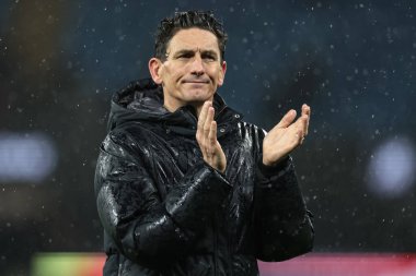 Brentford 'un Keith Andrews teknik direktörü, 17 Aralık 2025 tarihinde Etihad Stadyumu' nda oynanan Carabao Kupası çeyrek final maçında taraftarları alkışlıyor.