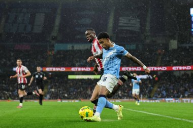 Manchester City 'den Savinho, 17 Aralık 2025 tarihinde Etihad Stadyumu' nda Manchester City ile Brentford arasındaki Carabao Kupası çeyrek final maçında topu çaprazlıyor.