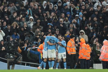 Manchester City 'den Savinho, 17 Aralık 2025 tarihinde Etihad Stadyumu' nda oynanan Carabao Kupası çeyrek final maçında 2-0 'lık galibiyetini kutluyor.
