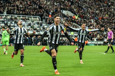 Newcastle United takımından Lewis Miley, 17 Aralık 2025 'te St.James' s Park, Newcastle, İngiltere 'de oynanan Carabao Kupası çeyrek final maçında 2-1' lik galibiyetini kutluyor.