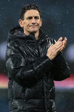 Brentford 'un Keith Andrews teknik direktörü, 17 Aralık 2025 tarihinde Etihad Stadyumu' nda oynanan Carabao Kupası çeyrek final maçında taraftarları alkışlıyor.