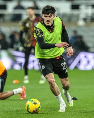 Newcastle United takımından Tino Livramento Carabao Kupası çeyrek final maçında ısınma turunda St.James 's Park, Newcastle, Birleşik Krallık' ta Newcastle United 'a karşı.