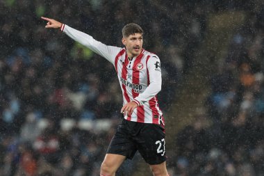 Brentford 'dan Vitaly Janelt, 17 Aralık 2025' te Etihad Stadyumu 'nda oynanan Carabao Kupası çeyrek final maçında takım talimatlarını veriyor.