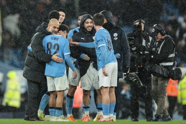 Manchester City 'nin Pep Guardiola teknik direktörü 17 Aralık 2025 tarihinde Etihad Stadyumu' nda oynanan Carabao Kupası çeyrek final maçında Manchester City ve Brentford maçında Manchester City 'den Rico Lewis' i kucaklıyor.