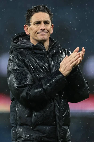 Brentford 'un Keith Andrews teknik direktörü, 17 Aralık 2025 tarihinde Etihad Stadyumu' nda oynanan Carabao Kupası çeyrek final maçında taraftarları alkışlıyor.