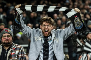 Newcastle taraftarları, 17 Aralık 2025 'te İngiltere' de St. James 's Park, Newcastle' da oynanan Newcastle United ile oynanan Carabao Kupası çeyrek final maçında galibiyeti kutluyorlar.