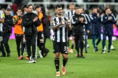Newcastle United takımından Bruno Guimaraes, 17 Aralık 2025 'te oynanan Carabao Kupası çeyrek final maçında taraftarları alkışlıyor.