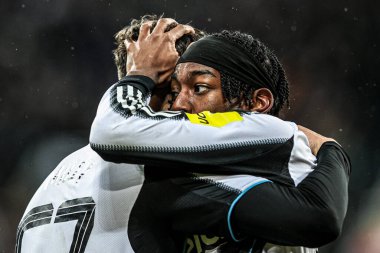 Newcastle United takımından Lewis Miley, Newcastle Park, Newcastle, İngiltere 'de 17 Aralık 2025' te oynanan Carabao Kupası çeyrek final karşılaşmasında golünü 2-1 yapan Newcastle United ile birlikte attığı golü kutluyor.