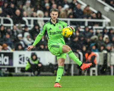 Fulham 'dan Joachim Andersen, 17 Aralık 2025' te St.James 's Park, Newcastle' da oynanan Newcastle United ve Fulham arasındaki Carabao Kupası çeyrek final maçında pas attı.