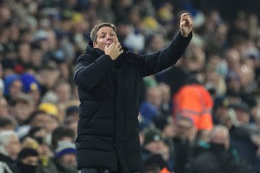 Kristal Saray 'ın teknik direktörü Oliver Glasner, 20 Aralık 2025 tarihinde İngiltere, Leeds Road' da oynanan Premier League maçı sırasında teknik alanda Leeds United ve Crystal Palace maçında tepki gösterdi.