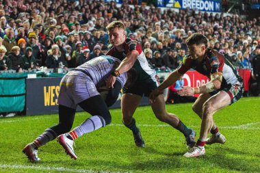 Gloucester Rugby 'den Ollie Thorley, Leicester Tigers' dan Adam Radwan ve Leicester Tigers 'dan Joseph Woodward ile İngiltere' deki Mattioli Woods Welford Road 'da oynanan Leicester Tigers-Gloucester Rugby maçında karşı karşıya.