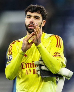 Arsenal kalecisi David Raya, Premier League maçından sonra İngiltere 'nin Liverpool kentindeki Hill Dickinson Stadyumu' nda oynanan Everton-Arsenal maçında taraftarları alkışlıyor.