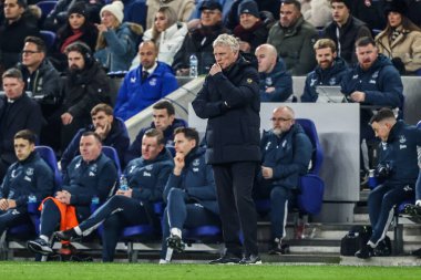 David Moyes manager of Everton looks on during the Premier League match Everton vs Arsenal at Hill Dickinson Stadium, Liverpool, United Kingdom, 20th December 2025