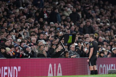 Hakem John Brooks, Premier Lig maçında Tottenham Hotspur 'un Liverpool' a karşı Tottenham Hotspur Stadyumu 'nda 20 Aralık 2025' te oynanan maçta potansiyel kırmızı kart monitörüne gidiyor.