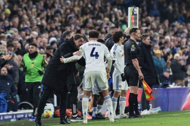 Leeds United 'ın Daniel Farke teknik direktörü, Leeds United' dan Ethan Ampadu 'ya, 20 Aralık 2025' te Elland Road, Leeds, İngiltere 'deki Leeds United-Crystal Palace maçında talimat verdi.