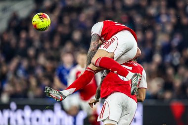 Arsenal 'den Riccardo Calafiori ve Arsenal' den Piero Hincapie, 20 Aralık 2025 'te Liverpool, Liverpool' daki Hill Dickinson Stadyumu 'nda oynanan Premier League karşılaşmasında yüksek topa karşı mücadele ederken havada çarpıştılar.