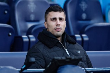 Manchester City 'den yaralanan Rodrigo, 20 Aralık 2025' te Etihad Stadyumu 'nda oynanan Premier League maçında yedek kulübesinde oturuyor.