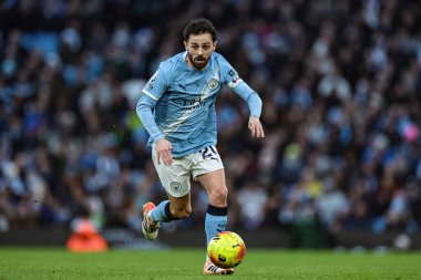 Manchester City 'den Bernardo Silva, 20 Aralık 2025' te Etihad Stadyumu 'nda Manchester City ile West Ham United arasındaki Premier League maçında topa vuruyor.