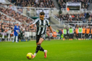 Newcastle United takımından Jacob Murphy, 20 Aralık 2025 'te St. James' s Park, Newcastle, İngiltere 'de oynanan Premier League maçı sırasında topla koşuyor.