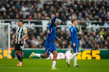 Chelsea 'den Reece James Premier Lig maçı Newcastle United' ın Chelsea 'ye karşı 20 Aralık 2025' te St. James 's Park, Newcastle, İngiltere' de oynadığı maçta 2-2 berabere kalma golünü atarak takımını kutluyor.