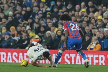 Leeds United takımından Noah Okafor, 20 Aralık 2025 'te İngiltere' nin Leeds şehrinde oynanan Premier League maçı Leeds United - Crystal Palace maçında Kristal Saray 'dan Chris Richards' a faul yaptı.