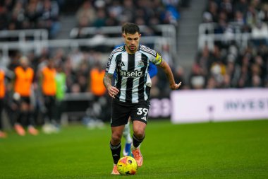 Newcastle United takımından Bruno Guimaraes, 20 Aralık 2025 'te St. James' s Park, Newcastle, İngiltere 'de oynanan Premier League maçı sırasında topla koşuyor.